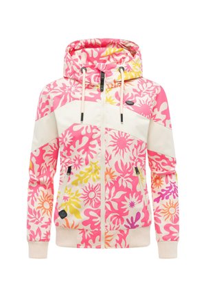 Różowa kurtka z kapturem z białym ukośnym paskiem oraz kwiatowymi i abstrakcyjnymi wzorami w kolorach żółtym, pomarańczowym i fioletowym, z zamkiem z przodu i kapturem ze ściągaczem.