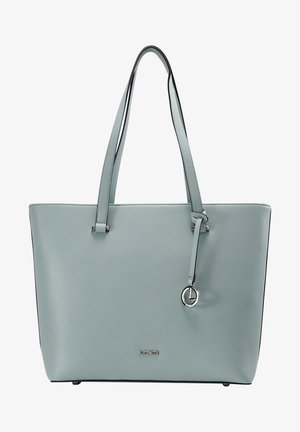 Jasnoniebieska torba na ramię o gładkiej skórzanej fakturze, srebrnych okuciach i podwójnych paskach na ramię. Posiada akcent z breloczkiem i detal z logo.