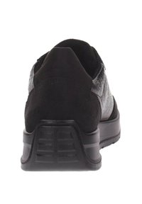 Sneaker nera con pannelli laterali texturizzati e suola in gomma spessa, vista dal retro su uno sfondo bianco.