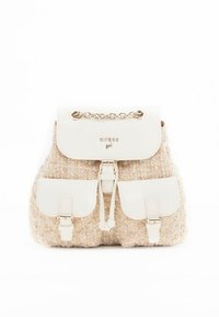 Beżowy plecak z tweedu z białymi skórzanymi akcentami, złotymi elementami i łańcuszkowym detalem na klapie. Posiada dwie przednie kieszenie i zapięcie na sznurek.