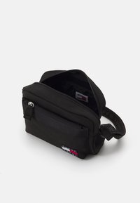 Tommy Jeans ESSENTIAL DAILY CROSSOVER UNISEX - Keresztpántos táska - black