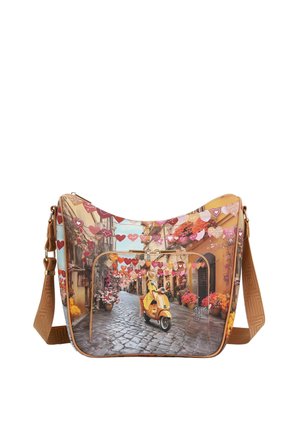 Borsa a tracolla con stampa vivace di una scena di strada, che mostra una donna in giallo che guida uno scooter sotto decorazioni a forma di cuore appese.