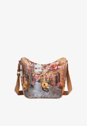 Borsa a tracolla con stampa vivace di una scena di strada, che mostra una donna in giallo che guida uno scooter sotto decorazioni a forma di cuore appese.