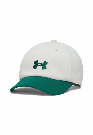 Witte honkbalpet met een groene gebogen klep en een groen Under Armour-logo aan de voorkant.