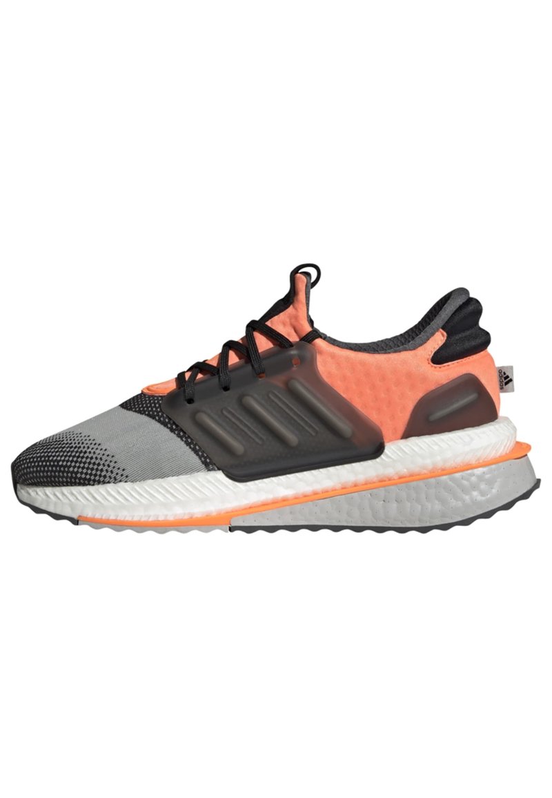 Zapatillas deportivas con parte superior de malla gris, acentos naranjas, cordones negros y una suela texturizada que presenta una entresuela gris y una banda de rodadura de goma.