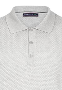 Lichtgrijs poloshirt van gestructureerde stof met een ruitpatroon, drie knoopsluitingen en een kraag. Merkenlabel zichtbaar.