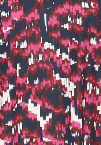 Többszínű szövet merész, absztrakt mintával fukszia, tengerészkék és fehér árnyalatokban, sima, enyhén texturált felülettel.
