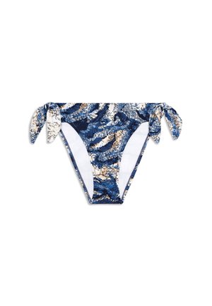 Modré, béžové a biele bikiny nohavičky so vzorom, s viazaním na bokoch a s vysokým strihom na nohe na bielom pozadí.
