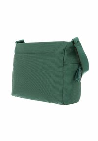 Sac d'épaule en textile vert de forme rectangulaire, avec une texture tissée, une bandoulière ajustable et une fermeture éclair sur le dessus.
