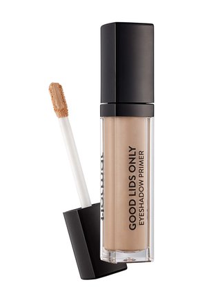 Good Lids Only Lidschatten-Base in einer durchsichtigen Tube mit schwarzem Deckel, Applikator-Stäbchen zeigt beige Cremeprodukt an der Spitze.