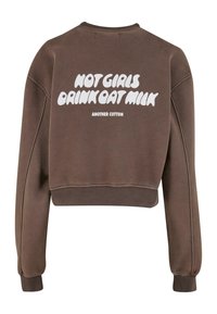 Felpa cropped marrone in cotone, con testo bianco sul retro: "NOT GIRLS DRINK OAT MILK" con un'etichetta del marchio sotto.