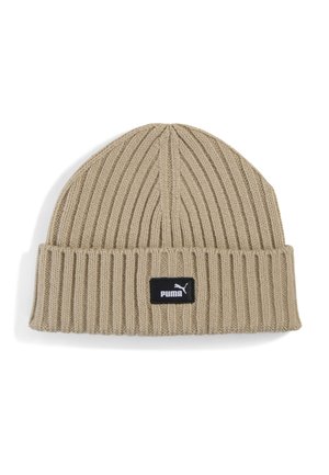 Beige ribstrikket hue med opfoldet kant med et sort rektangulært mærke, der viser Puma-logoet i hvid.