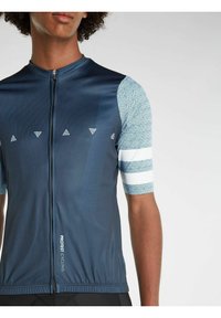 Maillot de cyclisme marine avec des manches courtes à motifs. Comprend une fermeture éclair à l'avant, des motifs géométriques et des rayures blanches sur les manches. Tissu léger.