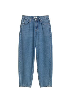 Blaue Jeans aus Denim mit hohem Bund, lockerem Schnitt, vorne mit Knopf- und Reißverschluss sowie einem Fünf-Taschen-Design, dargestellt auf weißem Hintergrund.