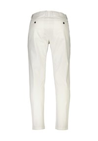 Białe spodnie z mieszanki bawełny o luźnym kroju, elastycznym pasku i dwoma tylnymi kieszeniami z czarnymi guziczkami. Gładka faktura, prosty krój nogawek.
