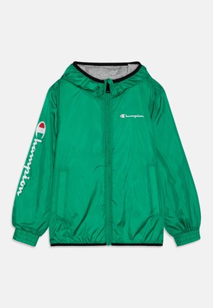 Grøn hættejakke med lynlås, elastiske manchetter, to frontlommer og hvid Champion-logo på bryst og venstre ærme.