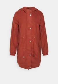 Parka roja con capucha, cintura ajustable con cordón, botones a presión, dos bolsillos laterales y puños elásticos; fabricada con tejido texturizado y duradero.