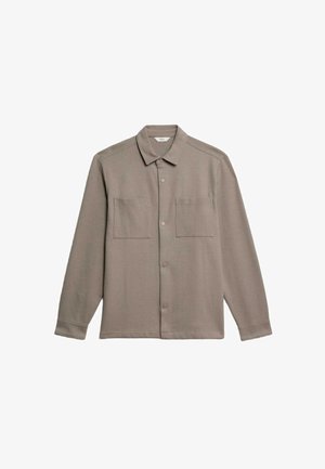 Camisa gris de botones hecha de tela texturizada. Presenta dos bolsillos en el pecho, un cuello clásico y mangas largas con puños de botón.