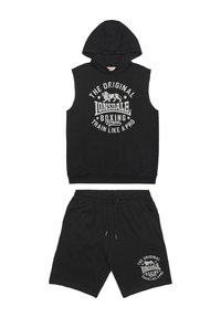 Sort ærmeløs hættetrøje og shorts sæt. Hættetrøjen har en frontgrafik med tekst; shorts har et matchende logo. Blødt stof, afslappet pasform.