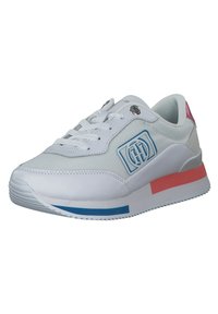 Baskets blanches en matériau mesh et cuir, avec des accents bleu clair sur le côté et la semelle, et un détail rose au niveau du talon. Elles comportent des lacets et un logo.