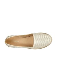 Beige perforované slip-on boty s elastickými akcenty, texturovanou stélkou a tkaným jutovým lemem podél podrážky. Lehký a casual design.