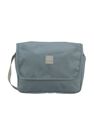 Grijze rechthoekige schoudertas met klepsluiting en een Vaude-logopatch centraal aan de voorkant.