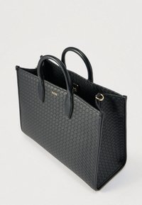 Czarna pleciona skórzana torba typu tote z podwójnymi uchwytami, złotymi okuciami i logo "BOSS" z przodu, prezentowana na neutralnym tle.