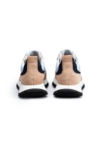 Sneaker aus einer Mischung von hellblauem, schwarzem und beigem Wildleder. Verfügt über eine Fersenschlaufe, eine weiße Zwischensohle und eine strukturierte schwarze Gummisohle.