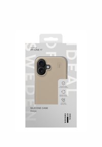 Beige silikonetuietui til iPhone 17 med glatt tekstur, beskyttende design og emballasje med produktdetaljer i svart tekst.