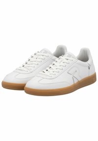 Vita lädersneakers med en texturerad gummisula, som har en rund tå, platta snörningar och en subtil logotyp på sidan.