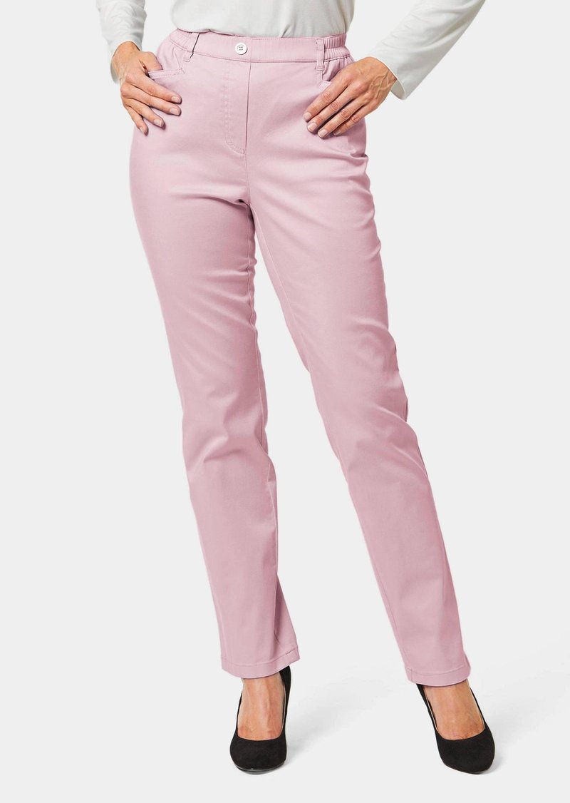 Roze, rechte broek met een gladde textuur, voorzien van voorzakken en een knoopsluiting in de taille, gedragen met zwarte hakken.