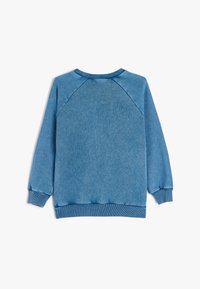 Niebieska bluza z teksturowanej tkaniny, z prążkowanym okrągłym dekoltem i mankietami. Design obejmuje rękawy raglanowe oraz luźny krój.