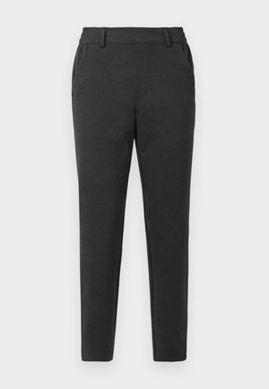 Calças slim-fit cor cinza escuro com laços de cinto, bolsos laterais e um design de perna afunilada sobre um fundo claro.