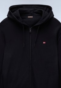 Must softast kangast lukuga kapuutsiga dressipluus, millel on voodriga kapuuts, nöörid ja väike Norra lipu embleem rinnal.