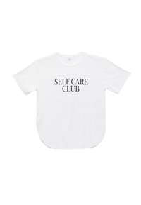 Camiseta blanca de manga corta con un dobladillo redondeado y el texto "CLUB DE CUIDADO PERSONAL" en negrita negra en el centro.