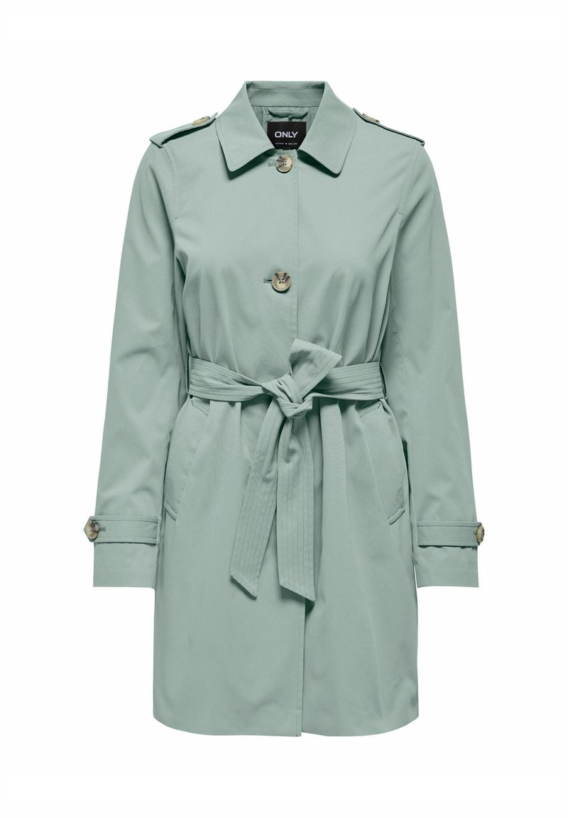 Trench-coat vert clair doté d'une ceinture, de deux poches avant, de boutons dorés et d'un col classique. Confectionné en tissu lisse.