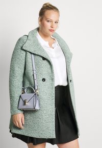 ONLY Carmakoma CARNEWSOPHIA - Casaco clássico - frosty green