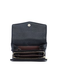 Portefeuille en cuir texturé noir avec fermeture zippée dorée et fermeture à bouton-pression. L'intérieur dispose de plusieurs fentes pour cartes et d'un compartiment central zippé.