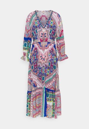 Maxi-kjole med lange ærmer og V-hals, med et farverigt, indviklet blomster- og geometrisk patchworkmønster i pink, blå, grøn og hvid.