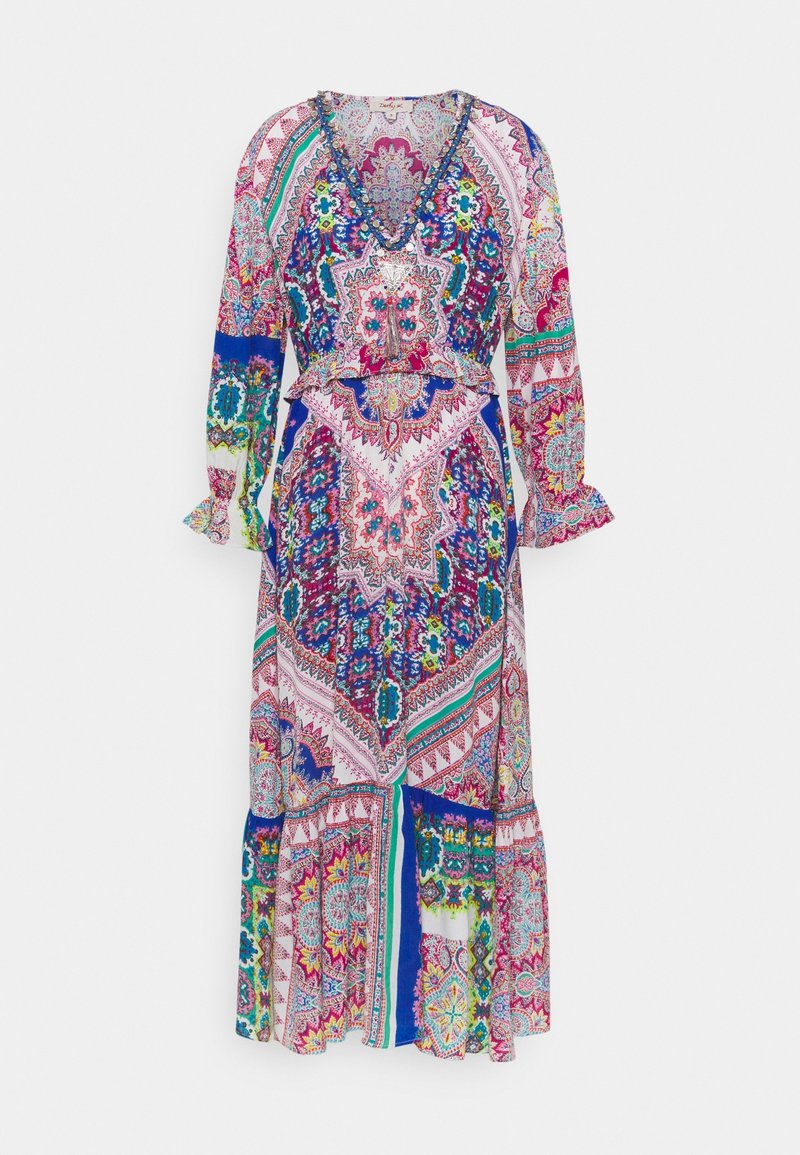 Robe longue maxi à manches longues avec col en V, présentant un motif patchwork floral et géométrique coloré et complexe en rose, bleu, vert et blanc.