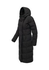 Črni puhovka s kapuco, ki ima quiltan design, dolge rokave in raven kroj. Zunanjost ima gladko teksturo z minimalnimi akcenti.
