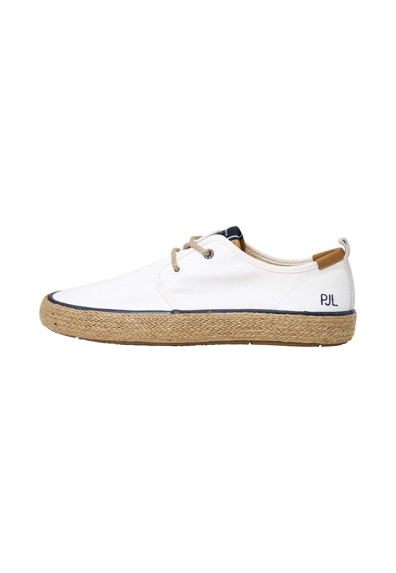 Scarpe bianche in tela con suola in corda di juta. Caratteristiche includono lacci rotondi, un accento blu navy e una piccola linguetta sul tallone di colore marrone. Logo ricamato di lato.