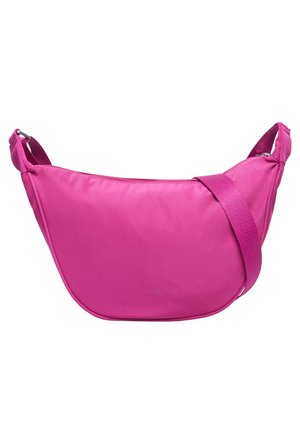 Sac bandoulière rose vif avec une forme incurvée, sangle ajustable et fermeture éclair supérieure, conçu pour un usage décontracté.