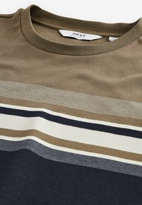Tricou cu mânecă scurtă de culoare verde măsliniu, cu dungi orizontale în crem, bej, bleumarin și gri deschis. Material din bumbac, cu decolteu rotund.