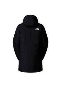 Chaqueta aislante negra con capucha y un logo blanco en la parte superior de la espalda. Presenta una textura suave y un diseño de longitud media.