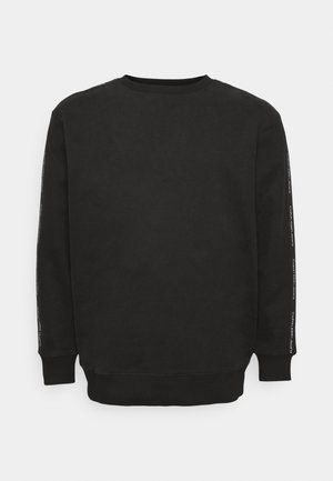 Schwarzes Sweatshirt mit langen Ärmeln und Rundhalsausschnitt, mit gerippten Bündchen und Saum, versehen mit dem Schriftzug "Calvin Klein Jeans", der entlang der Außenseiten der Ärmel verläuft.