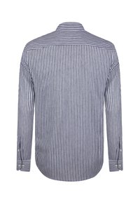Camisa de manga larga y botón con rayas verticales azules y blancas, un cuello clásico y botones en los puños. Tela suave y ligera.