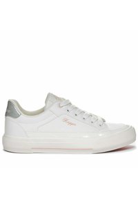 Zapatilla blanca con parte superior de cuero liso, marcas en rosa, acento plateado en el talón y suela de goma texturizada. Diseño con cordones.
