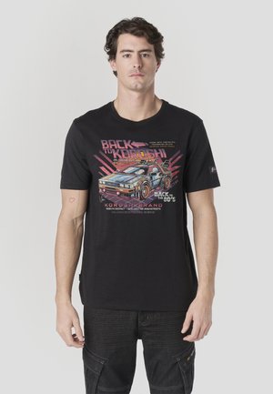 Fekete rövid ujjú póló, színes retro autós grafikával és felirattal, klasszikus kerek nyakkivágással és laza szabással.