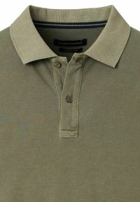 Oliwkowa koszulka polo z teksturowanej tkaniny, z klasycznym kołnierzykiem, dwoma guzikami i małą metką logo wewnątrz.